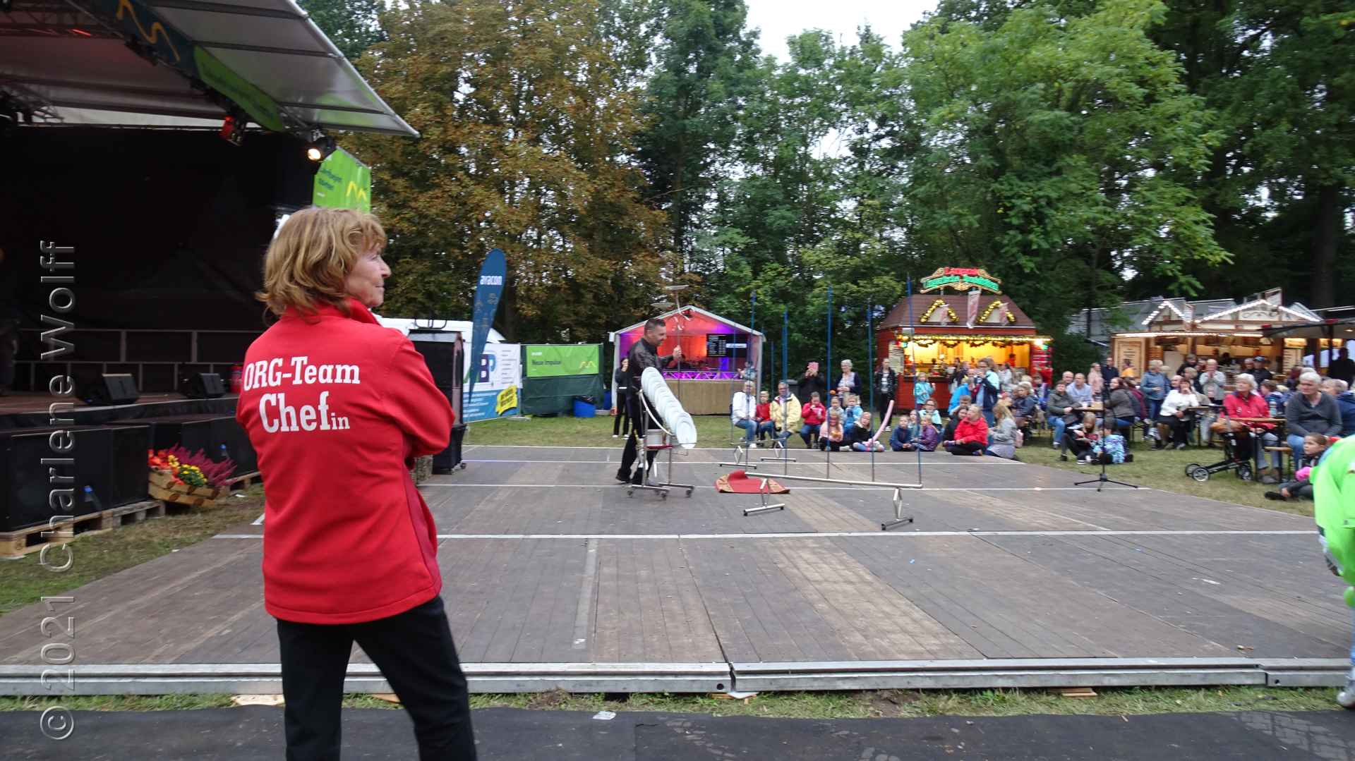 Marina Conradi begutachtet ihr Werk